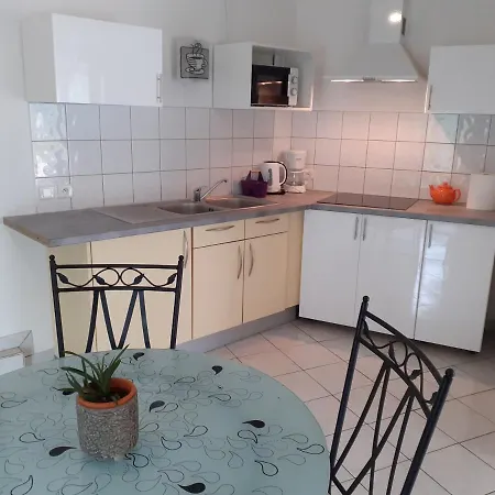 Appartement rez de chaussée avec terrasse et jardin Tence Extérieur photo